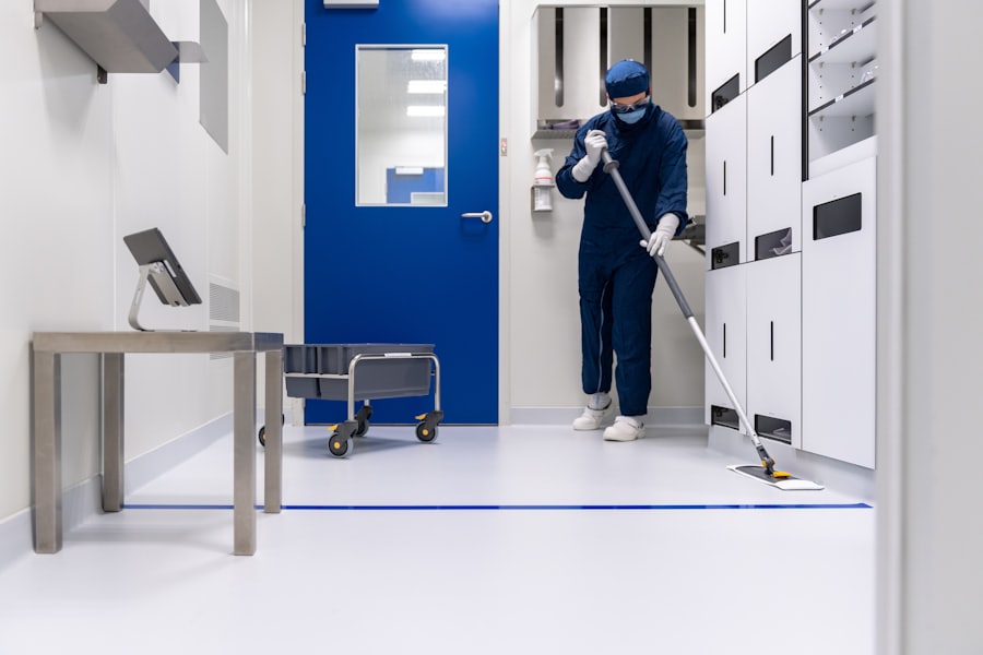 Operario con uniforme limpiando una sala de producción, aseo de zonas de producción en Osorno