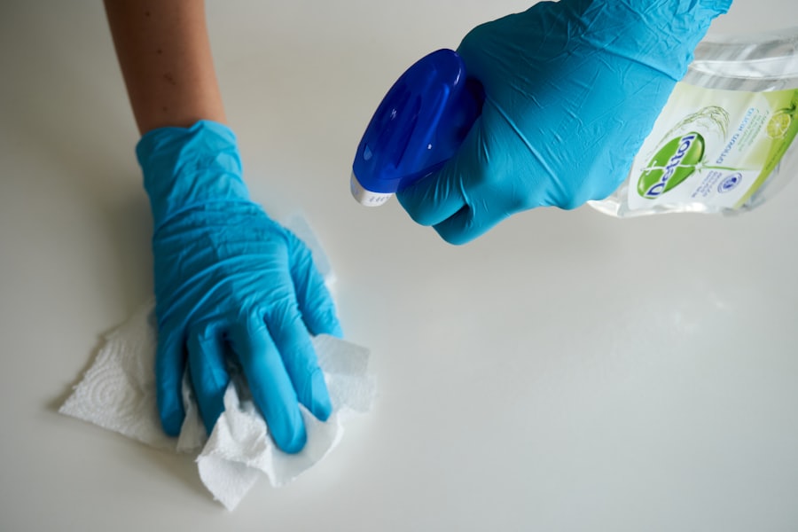 Manos con guantes limpiando una superficie, empresa de aseo
