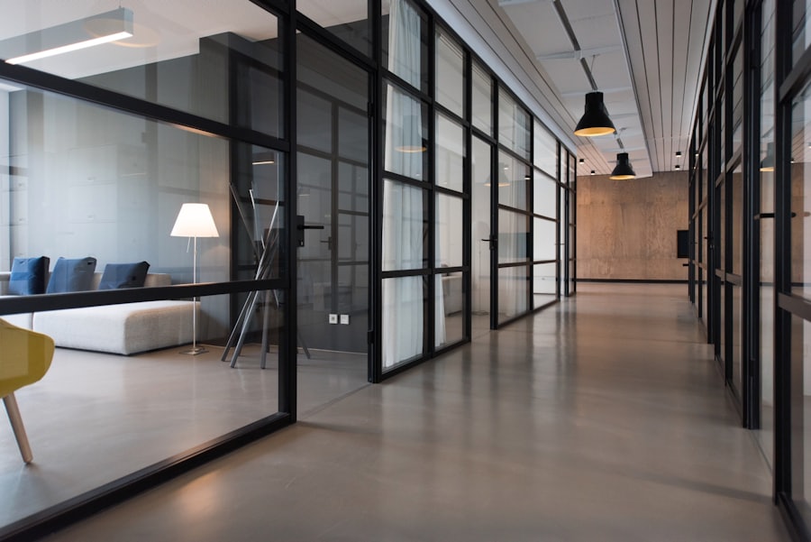 Pasillo de oficinas con divisiones de vidrio, limpieza de vidrios interiores en Pucón